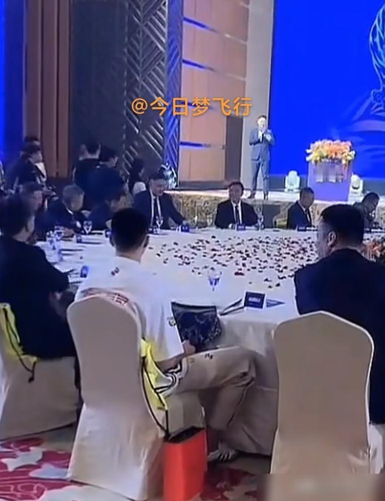 广东队出征仪式，胡明轩突显队长地位，新生王洪泽担任旗手。
杜锋说，希望崔永熙、