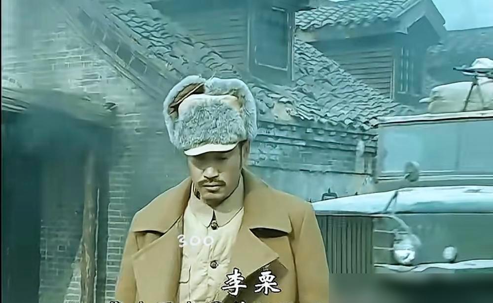 亮剑里把李云龙骂得不敢抬头的人，根本不是演员，而是剧组的包工头。
当年《亮剑》