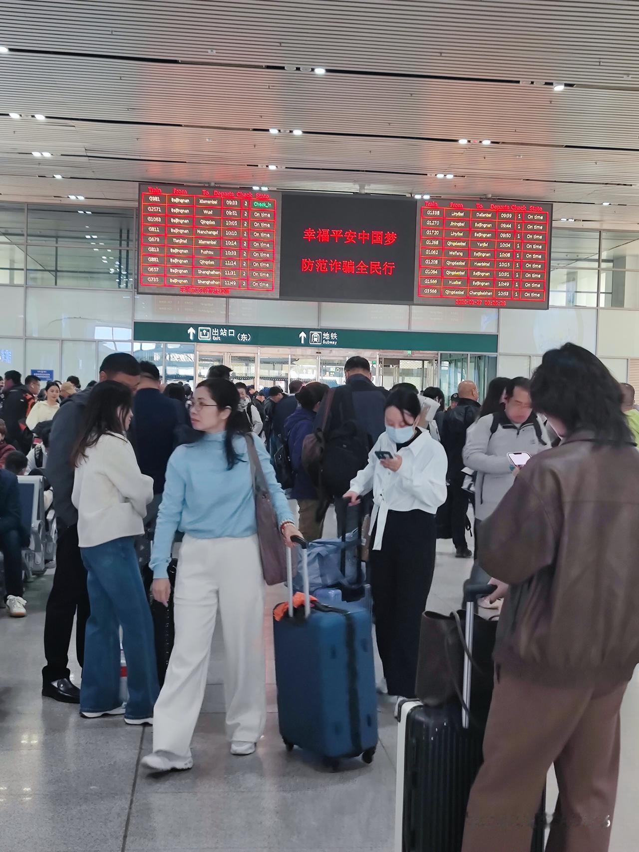 发展真快！现在天津南站已经显得拥挤狭小了。候车厅里许多人没有座位可坐，只好站立在