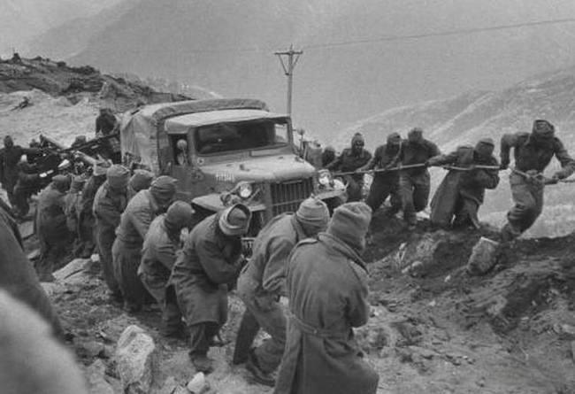 为什么62年印度被打掉一个师，国家就崩了?
因为中印开战之前，印度人普遍认为一个