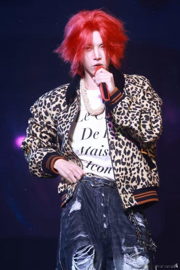 华晨宇老派爱人 华晨宇把浪漫做到了极致，海口演唱会上的烟花与无人机交织成最美的画