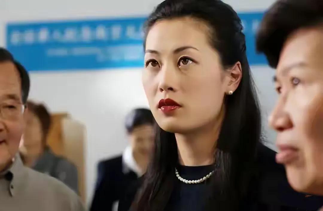 下图是《南京大屠杀：被遗忘的二战浩劫》一书的作者张纯如。很多见过这张照片的人都说