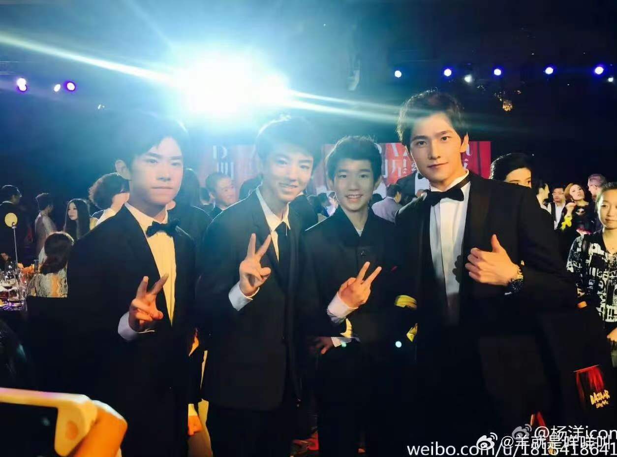 当年杨洋分享的和TFBOYS合照当年杨洋和王俊凯王源易烊千玺的合照 当年杨洋分享