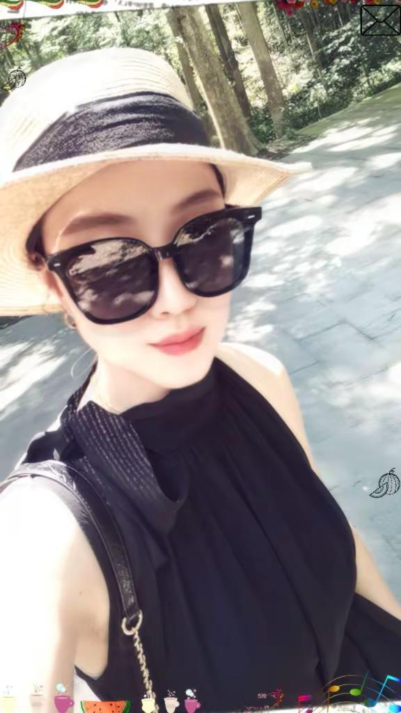 接受岁月的伤，继续仰望生活的光～夏天出门需要勇气 风吹又日晒自由又自在