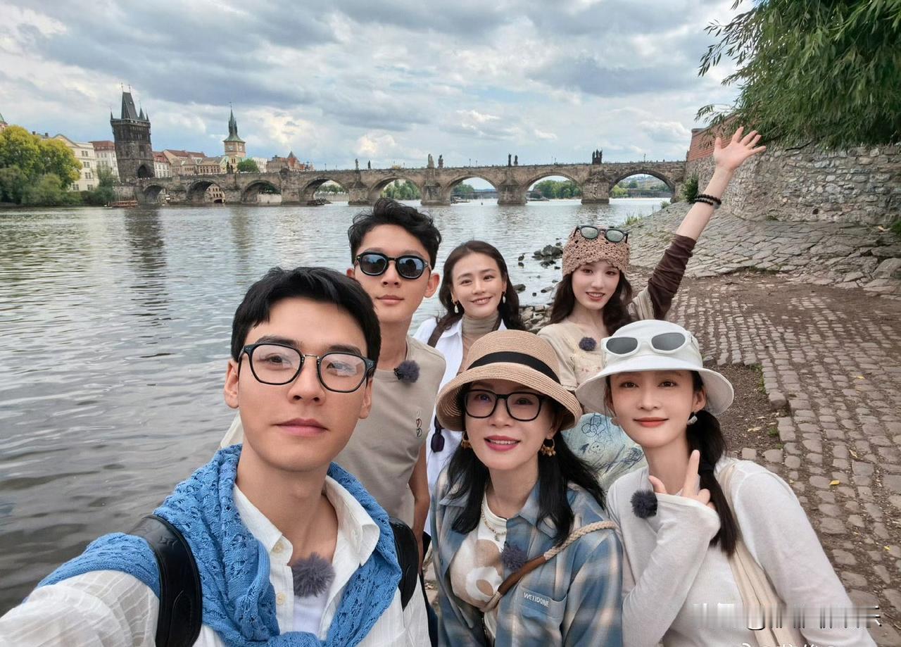 龚俊高调发文：一个都不能少。

10月11日，龚俊在社交平台发布动态，他真的很爱