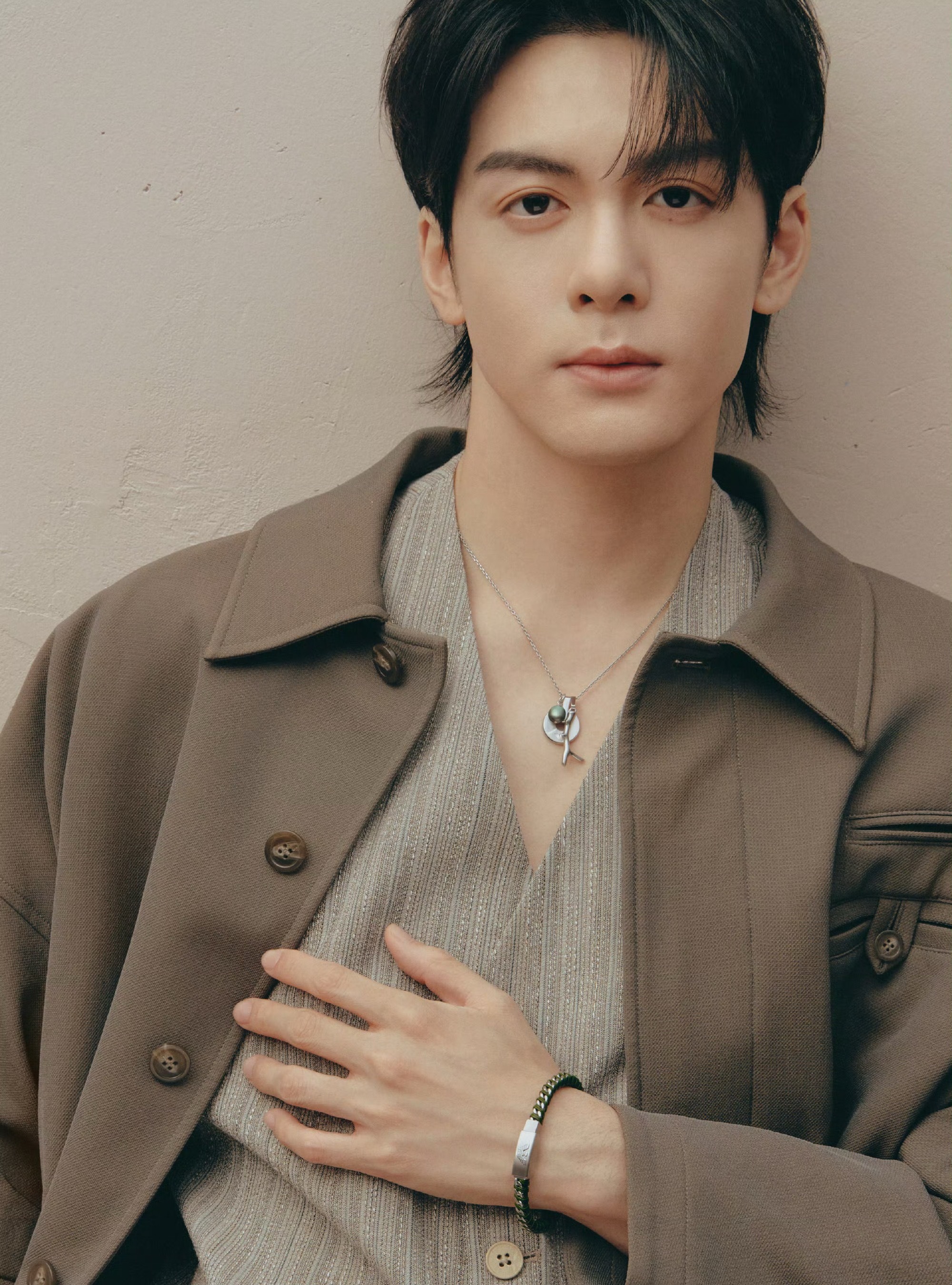 曾舜晞 出发米兰时装周造型：整体低调又有型。从造型到神态都在线。期待曾舜晞阿玛尼