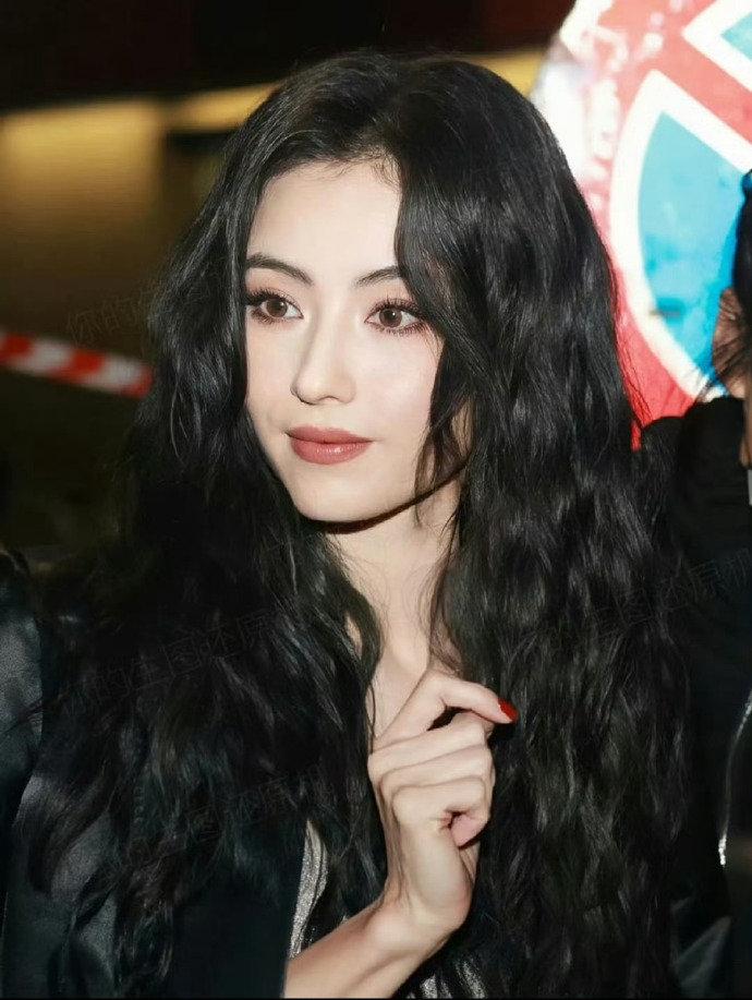 完全没有法令纹的痕迹就这张脸来说，你也看不出来张柏芝有法令纹一点痕迹！真的是一点