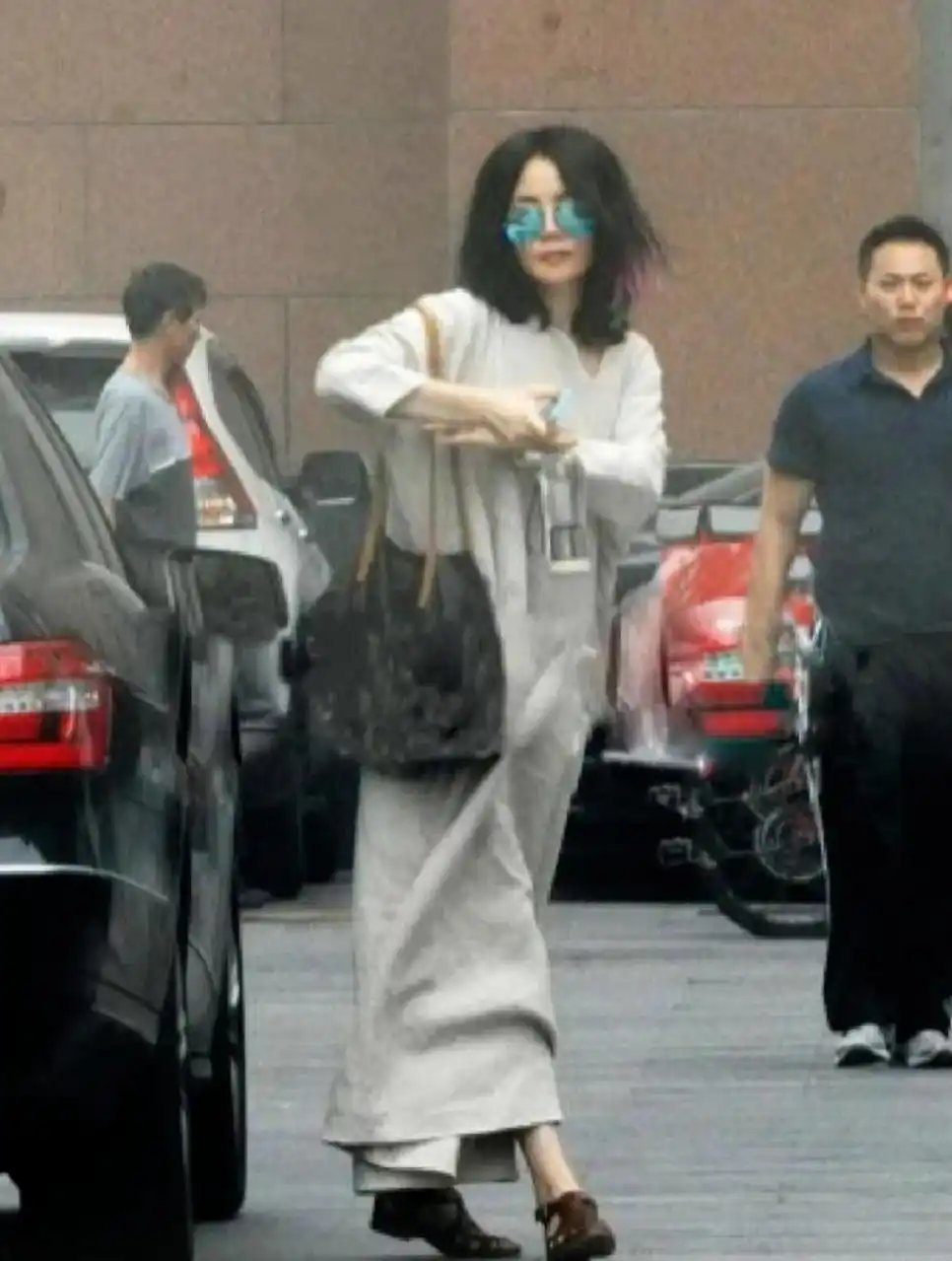 54岁王菲北京街头被拍，穿麻布裙美出新境界，实在是松弛又洒脱！不愧是天后！ ​​