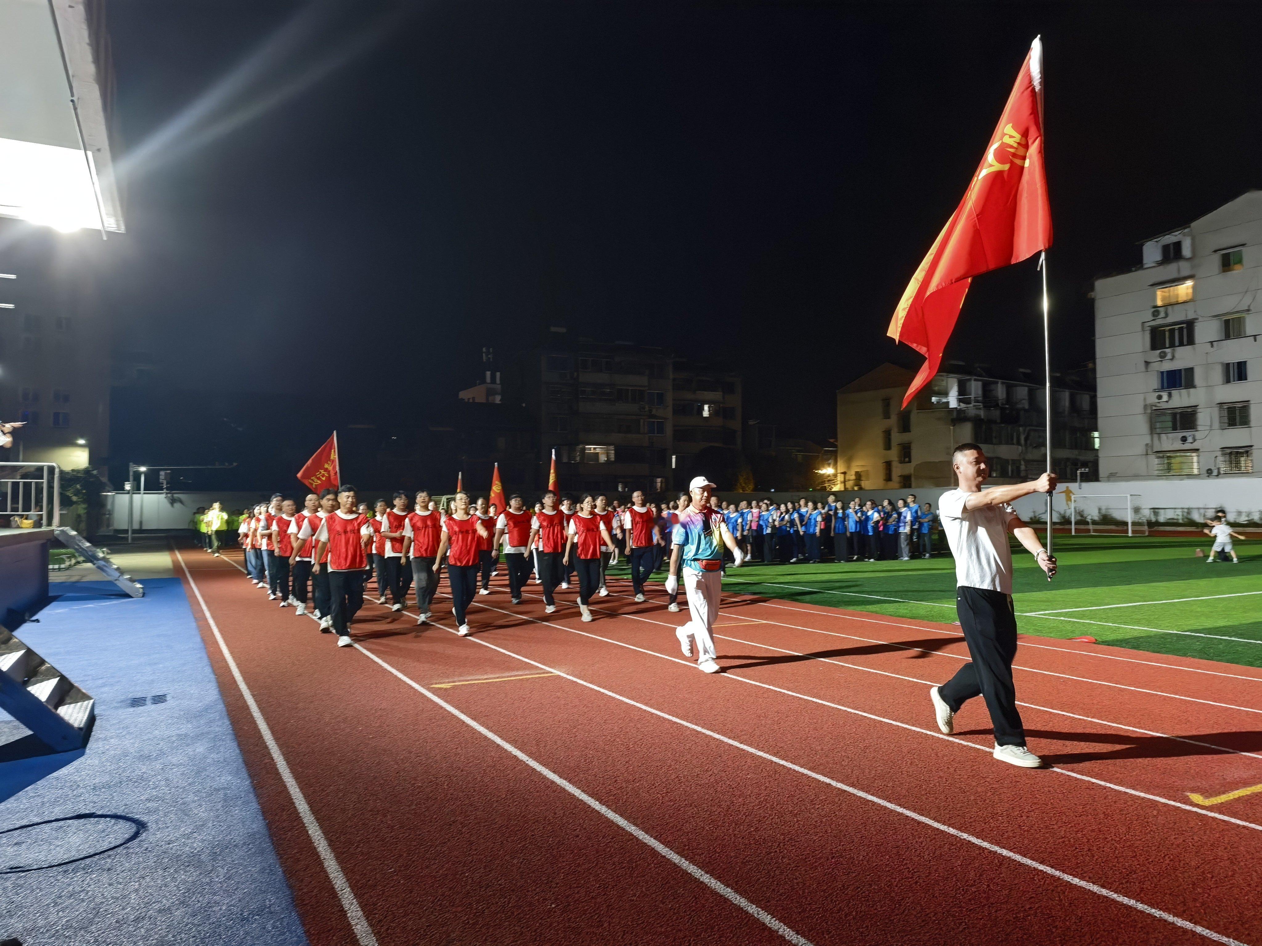 跟着健步走队伍出发🚶‍♀️动感的背景音乐一响，氛围感直接拉满，脚步不自觉跟着节