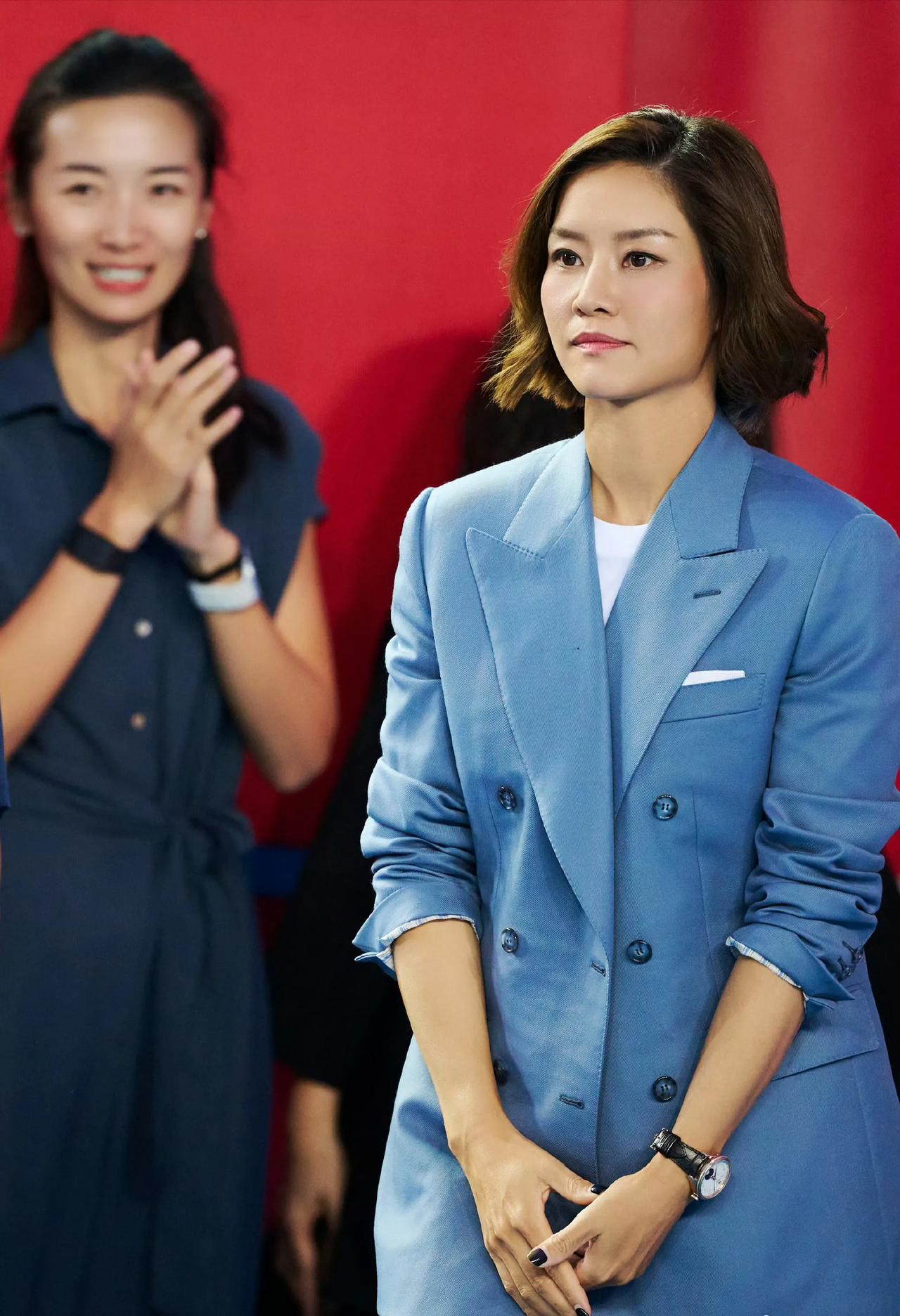 退役后的网球女王李娜真是在变美的道路上一去不复返了！一身休闲西服打扮的她，皮肤状