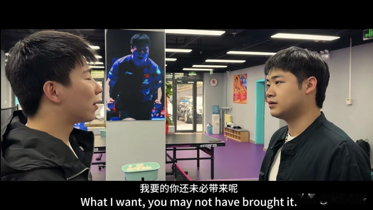 徐瑛彬和曹巍也去了赵峰乒乓球馆。
就说看着这里很熟悉，墙上还有梁靖崑的海报，原来