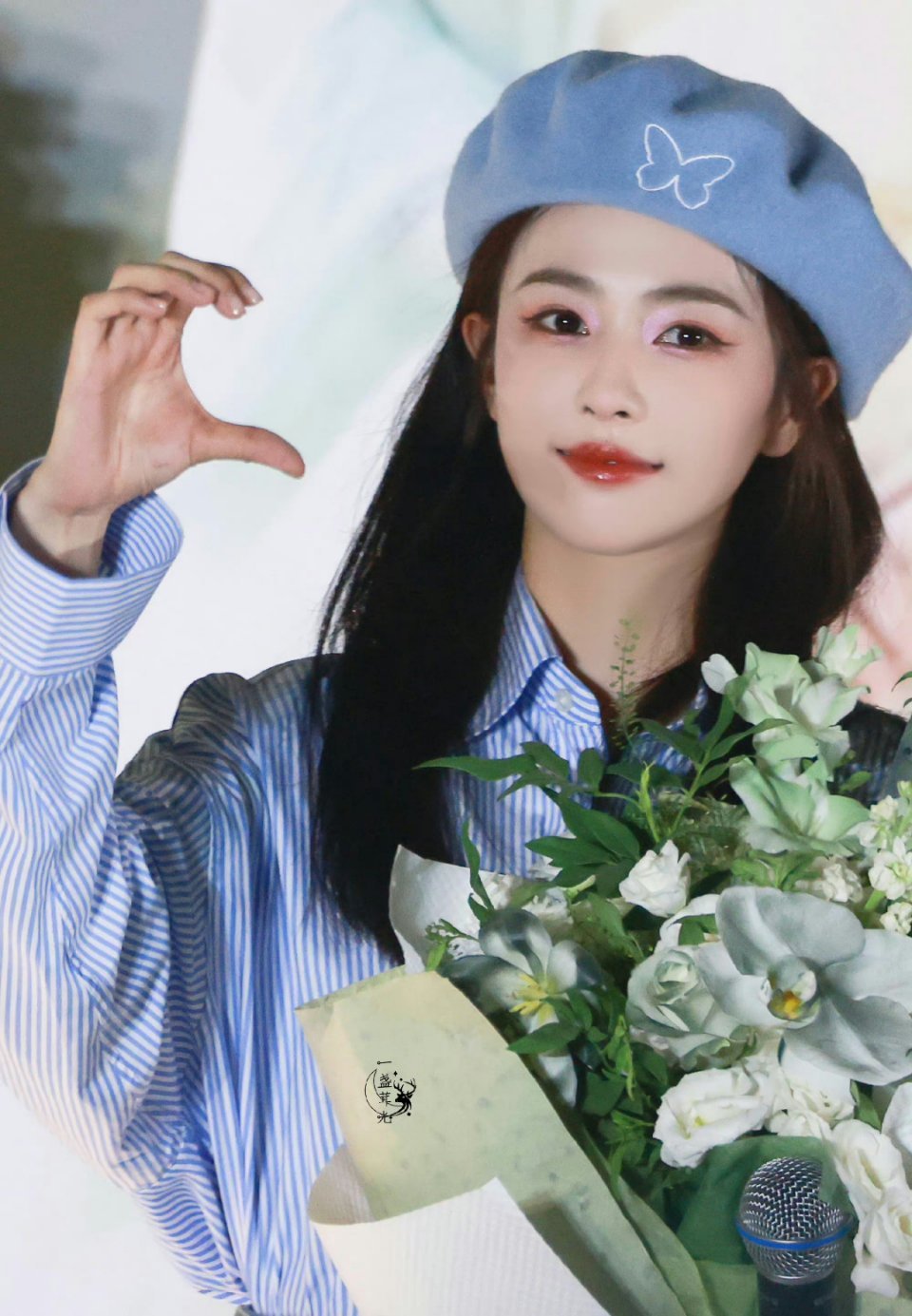#白鹿临江仙杀青饭拍#临江仙杀青后，白鹿和粉丝合照[送花花]！啊啊啊啊，是真诚的