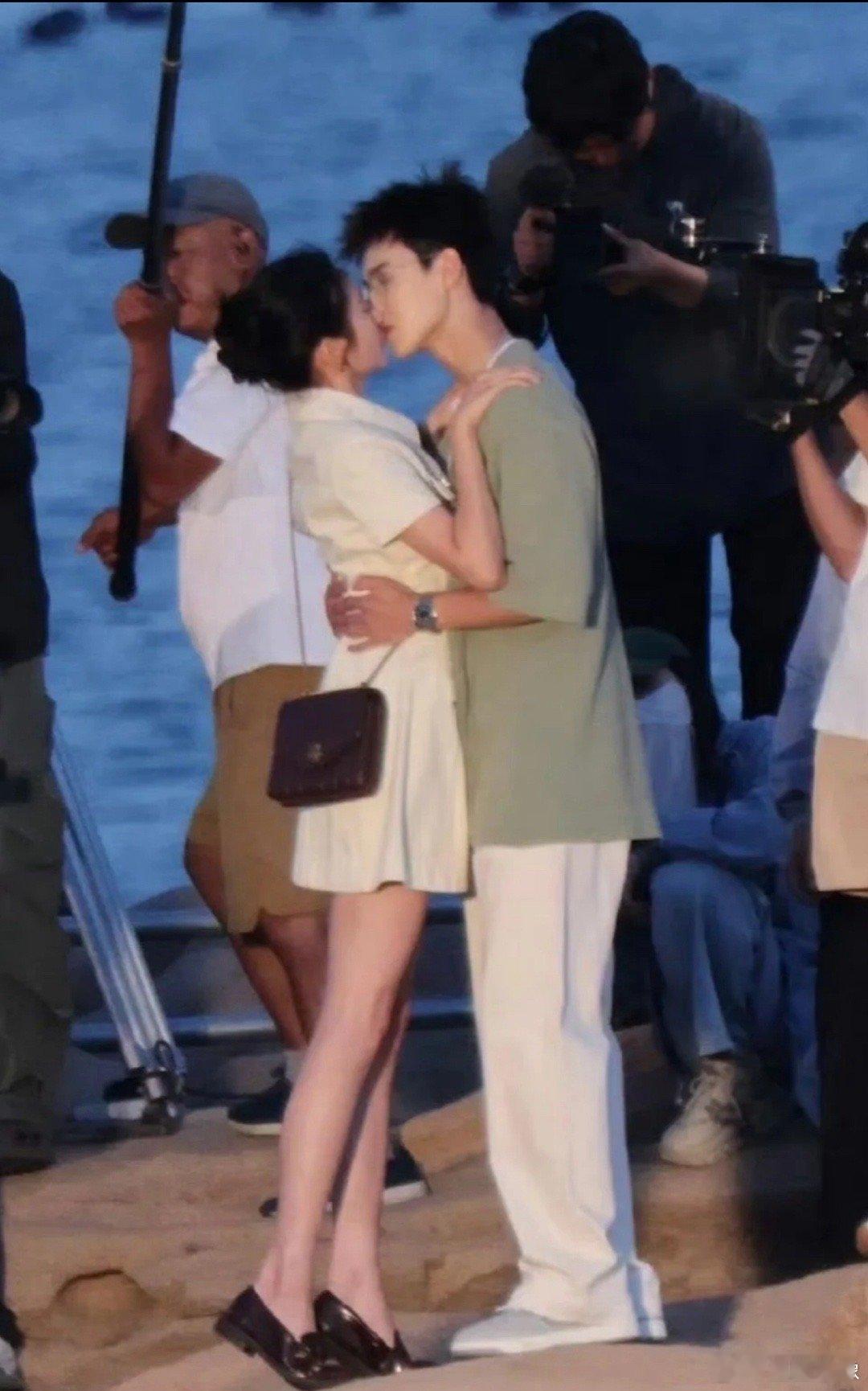 关晓彤都拍吻戏了？？记得她谈恋爱这些年几乎不拍吻戏，甚至偶像剧都很少。。。 ​​