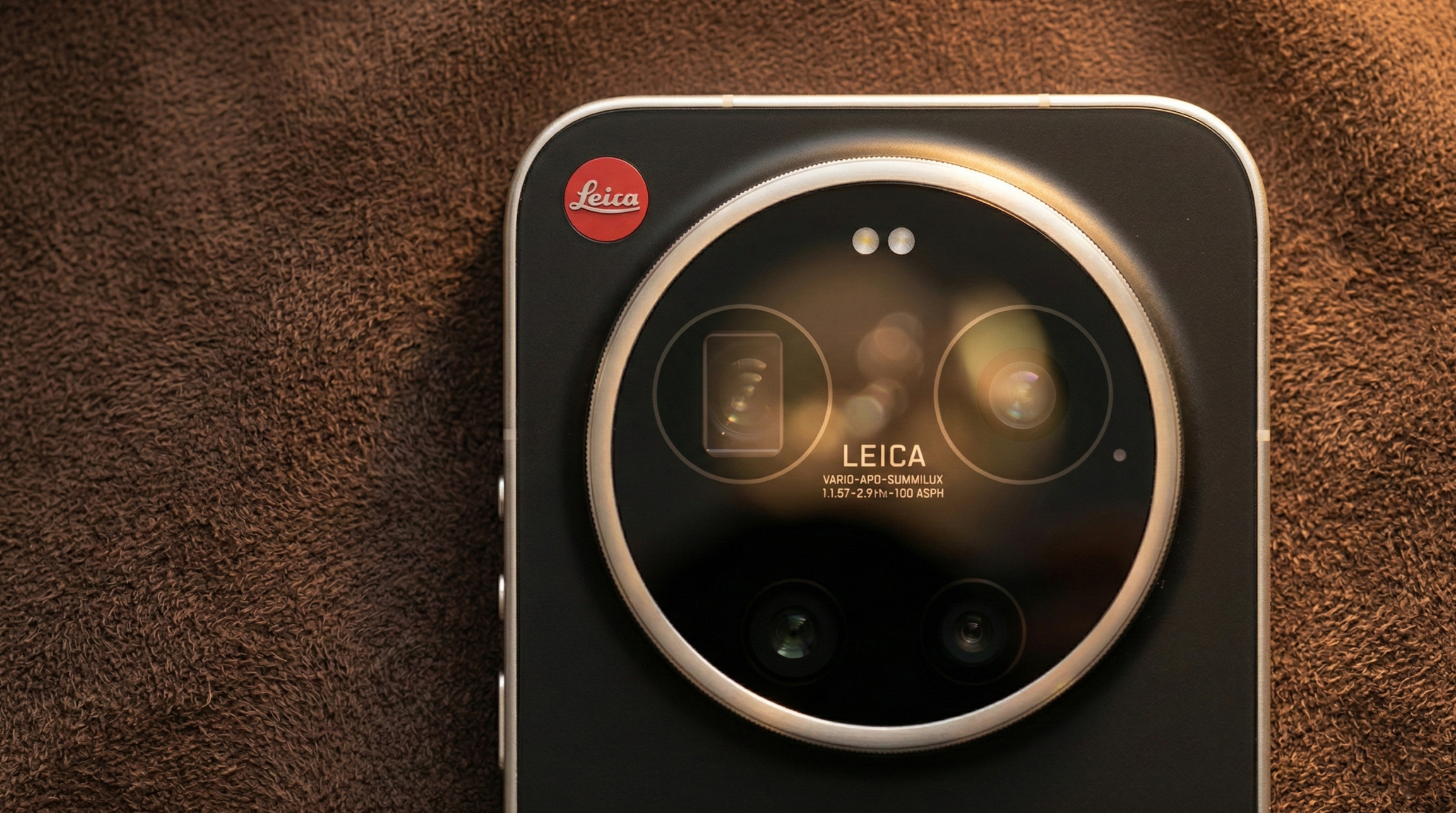 小米17Ultra徕卡版黑银色首发评测全新黑银色由徕卡设计师亲自操刀，致敬经典M