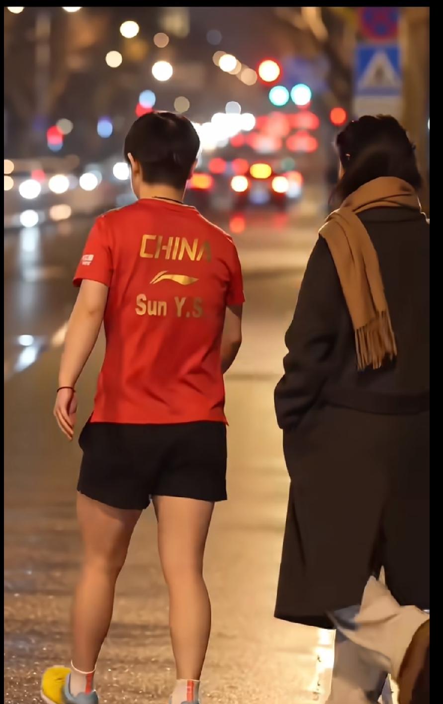 《谁懂啊，这牵手的背影也太戳人了》
 
刷到这组视频，瞬间被暖到了。
夜晚的街道