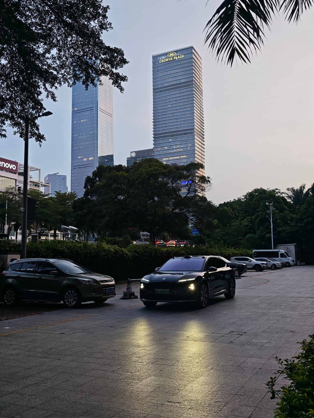 ET9的颜值确实非常高，而且属于是独一份的存在。新能源汽车蔚来et9