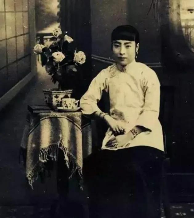 1924年3月22日，广州，大元帅府。

孙中山拿起笔，签了一道命令：废除禁止男