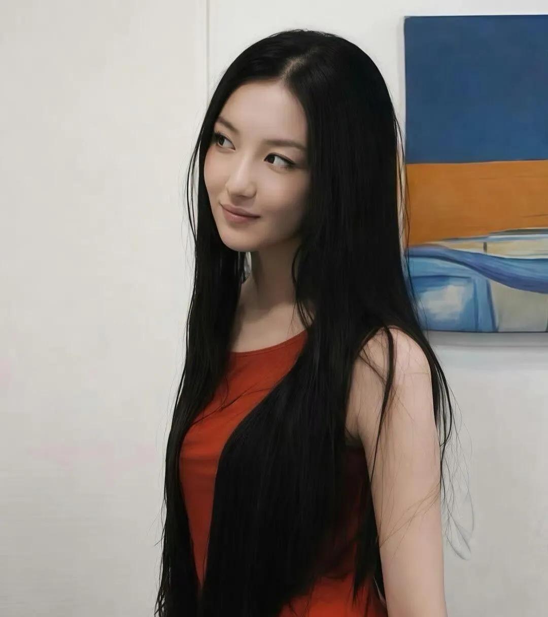 李嫣长成大美女！清冷气质直接拉满🌙
 
李嫣最新一组写真，黑长直长发，氛围感十