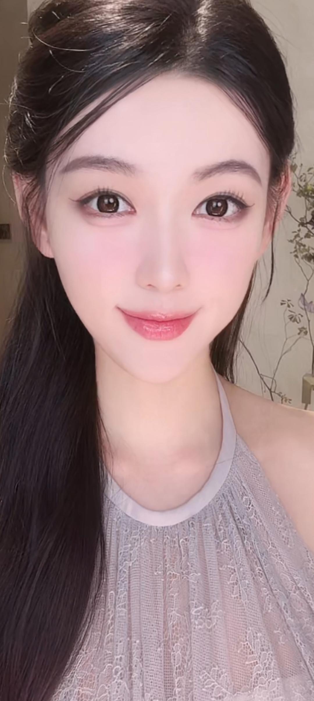 这位小姐姐笑起来好温柔啊！