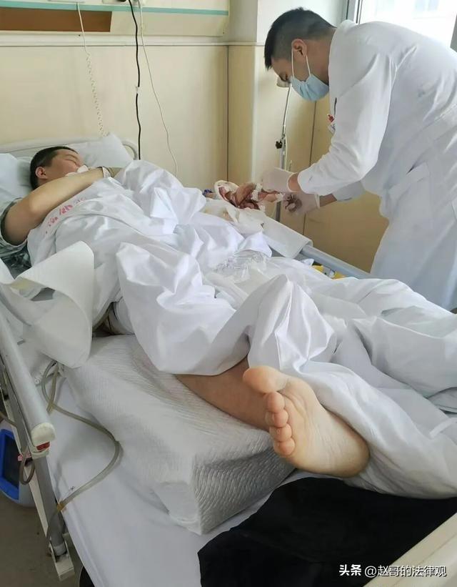 上海闵行，男子在加油站自己拿油枪加油时，汽油沾到了衣服上，他并没在意开车离开，不
