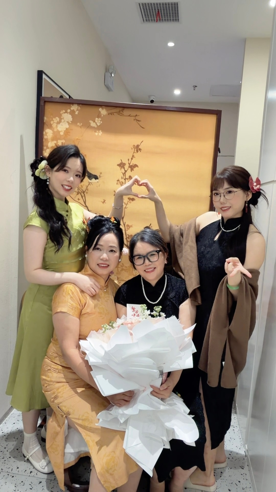 第一次穿旗袍第一次两家人一起拍写真长大以后发现有一种快乐叫做 和家人一起的快乐❤