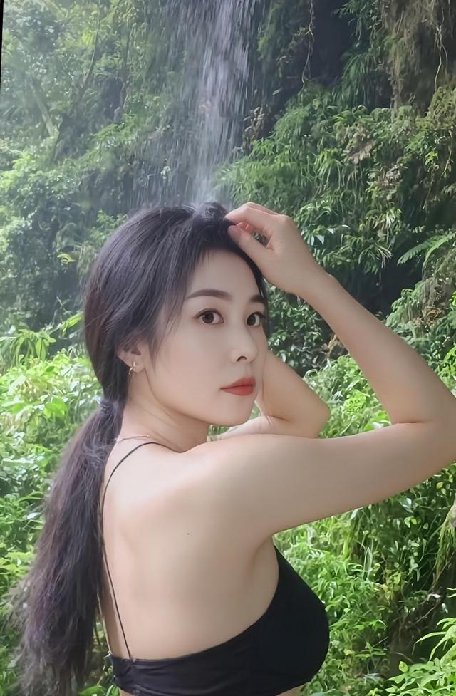 大半夜十一点多发“周日约吗”，今儿就是周日啊，这是睡懵了吧？回个“过去了”对面就