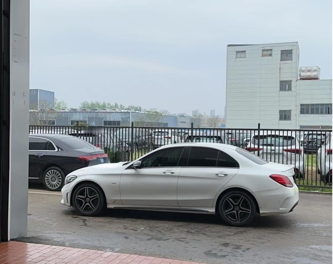今天一早开台C级过来4S保养，看了接待员的报价我原地呆住了…
这是最近入手的一台