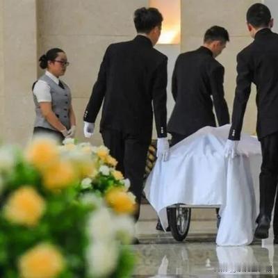 有一位进行丧葬工作30年的老人告诉我，90%的人根本不知道，其实人在死后埋入地下