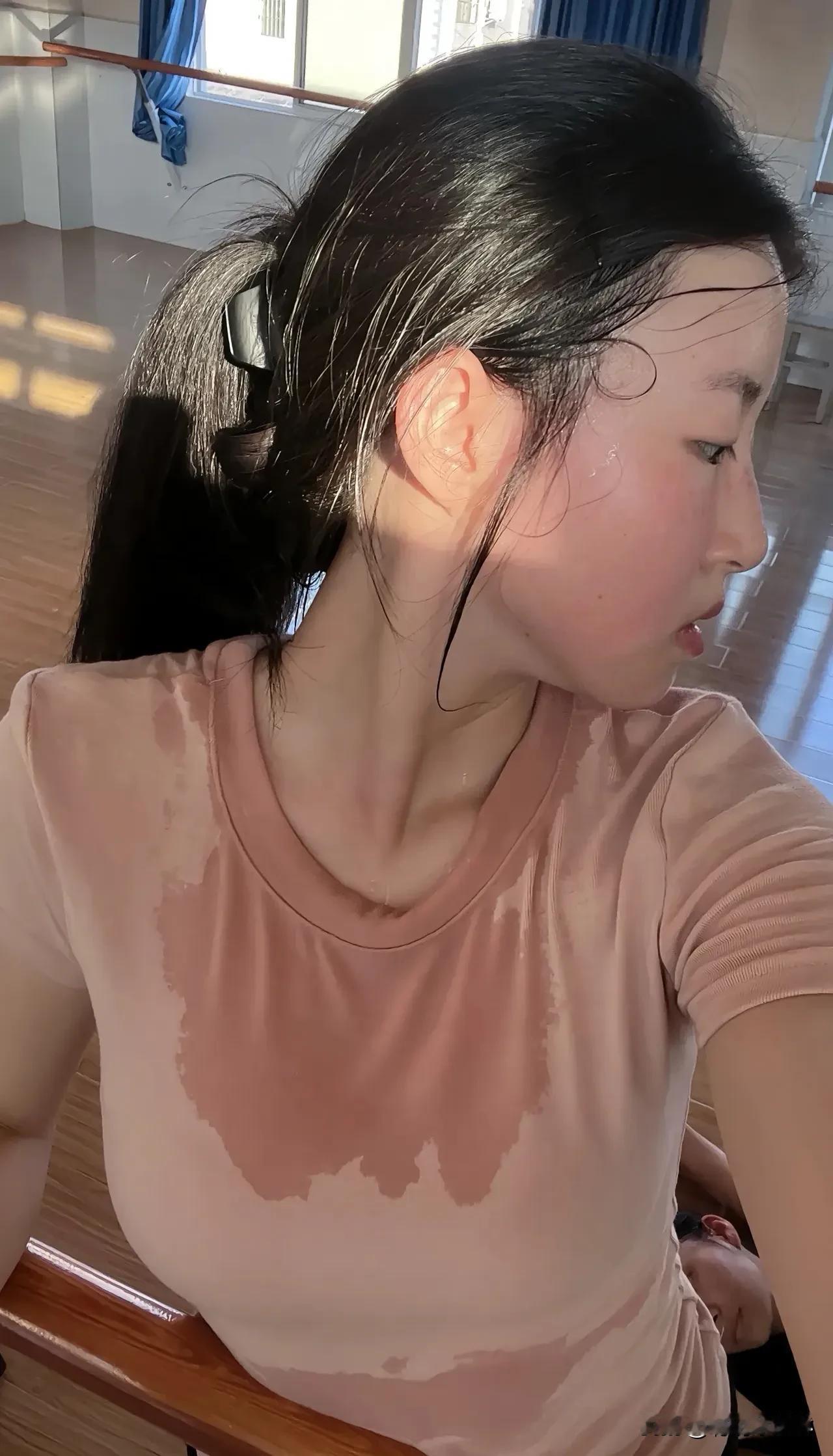 每一滴汗水，都是青春的勋章，
在拼搏中闪耀，在坚持中绽放。
不辜负时光，活出自己