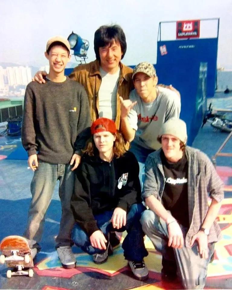 什么叫一个头两个大，看看成龙大哥就知道了。

这是2004年，在电影《新警察故事