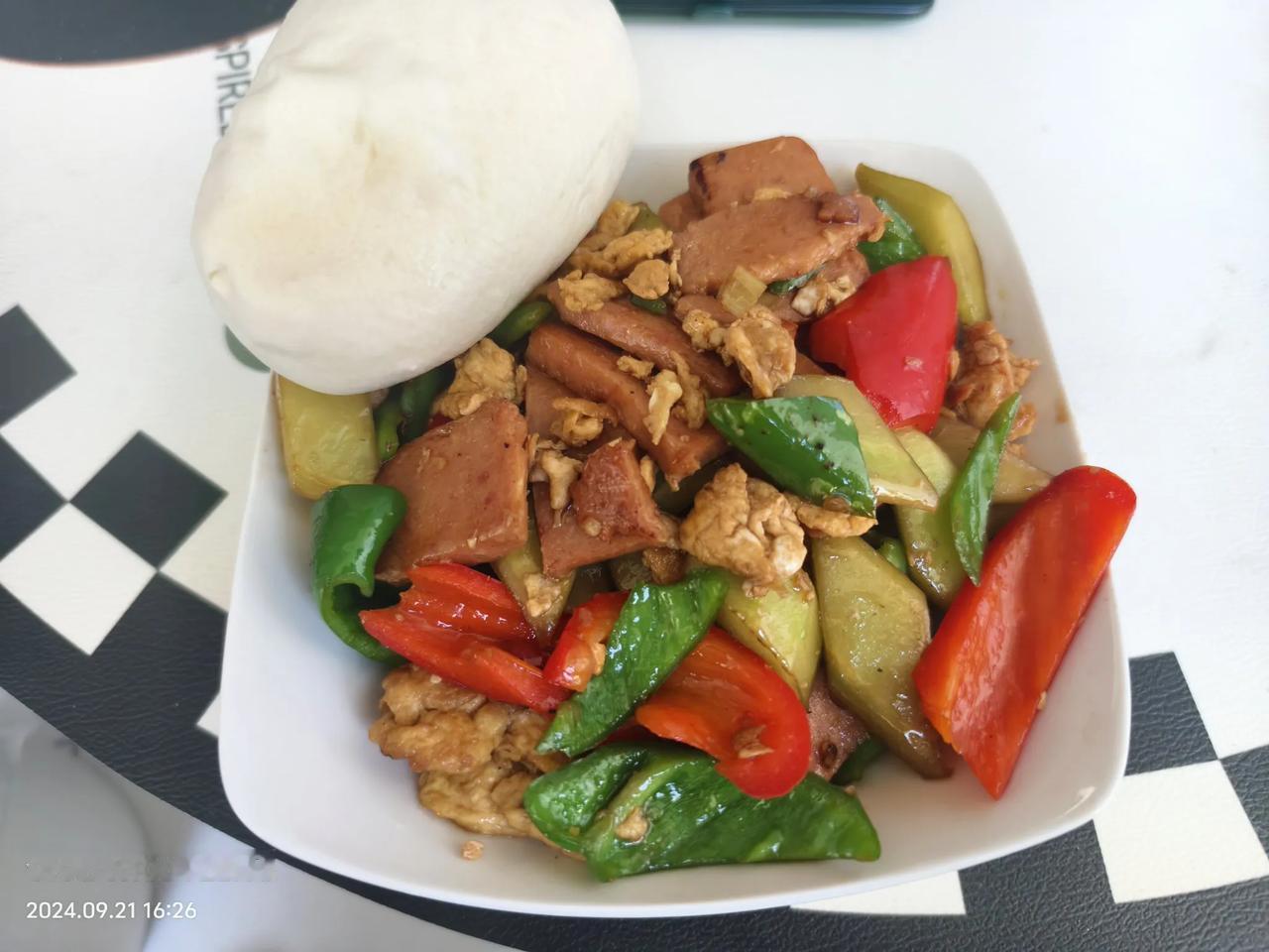  
今天大庆的天气晴朗，不是很冷。晚上做一个菜，用料：鸡蛋，午餐肉，红辣椒，青辣