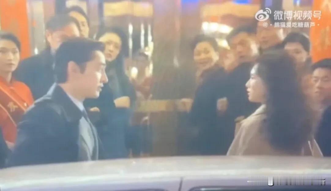 《繁花》放出最新花絮：

原来王家卫还拍了“宝总亲自给汪小姐送凯迪拉克”的版本！