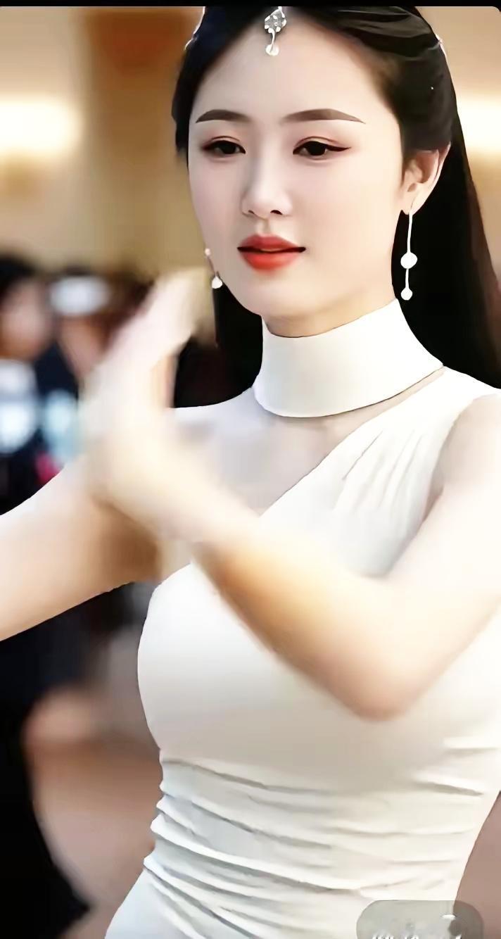 优雅白裙，惊艳全场，气质满分！