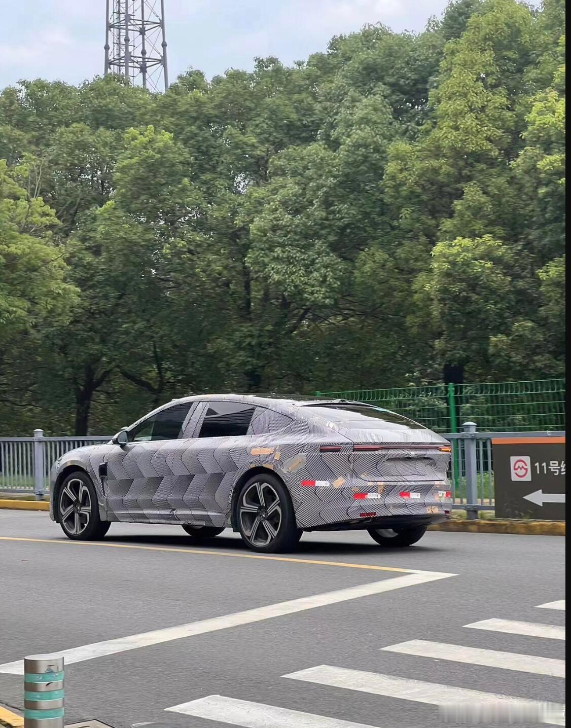 最近各种蔚来 ET9 测试谍照不少啊。感觉悬架降低后确实还行，参考 L60 的表