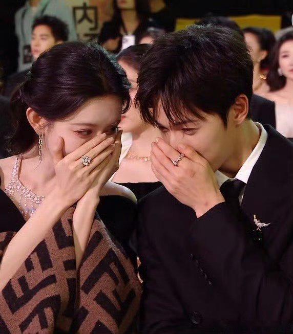 昀牵孟绕 孟子义李昀锐又坐在一起了，这两个人又在说什么悄悄话啊！也太甜了吧