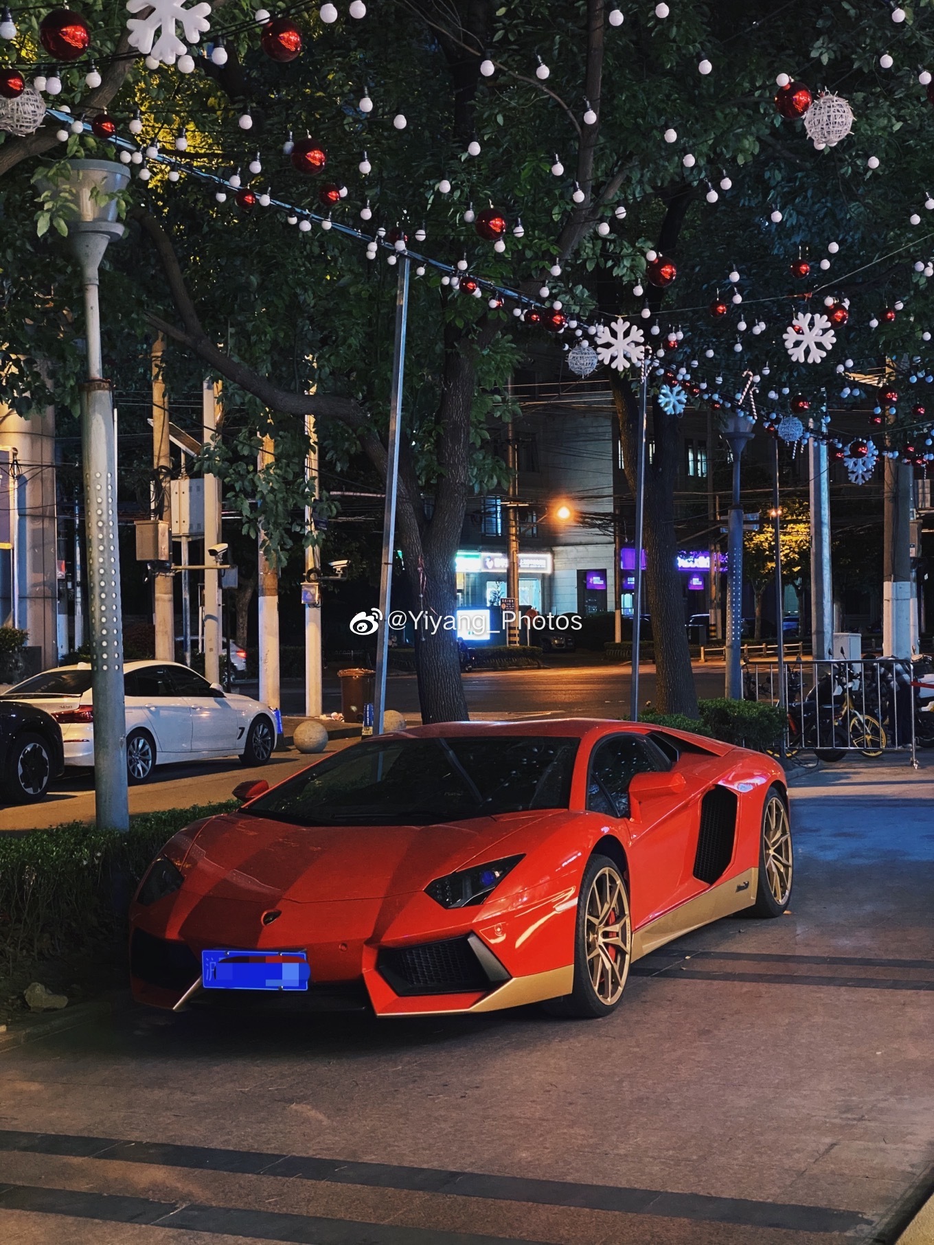 又到了最近遇到的一些车系列时间, 今日偶遇限量50台的Miura Homage,