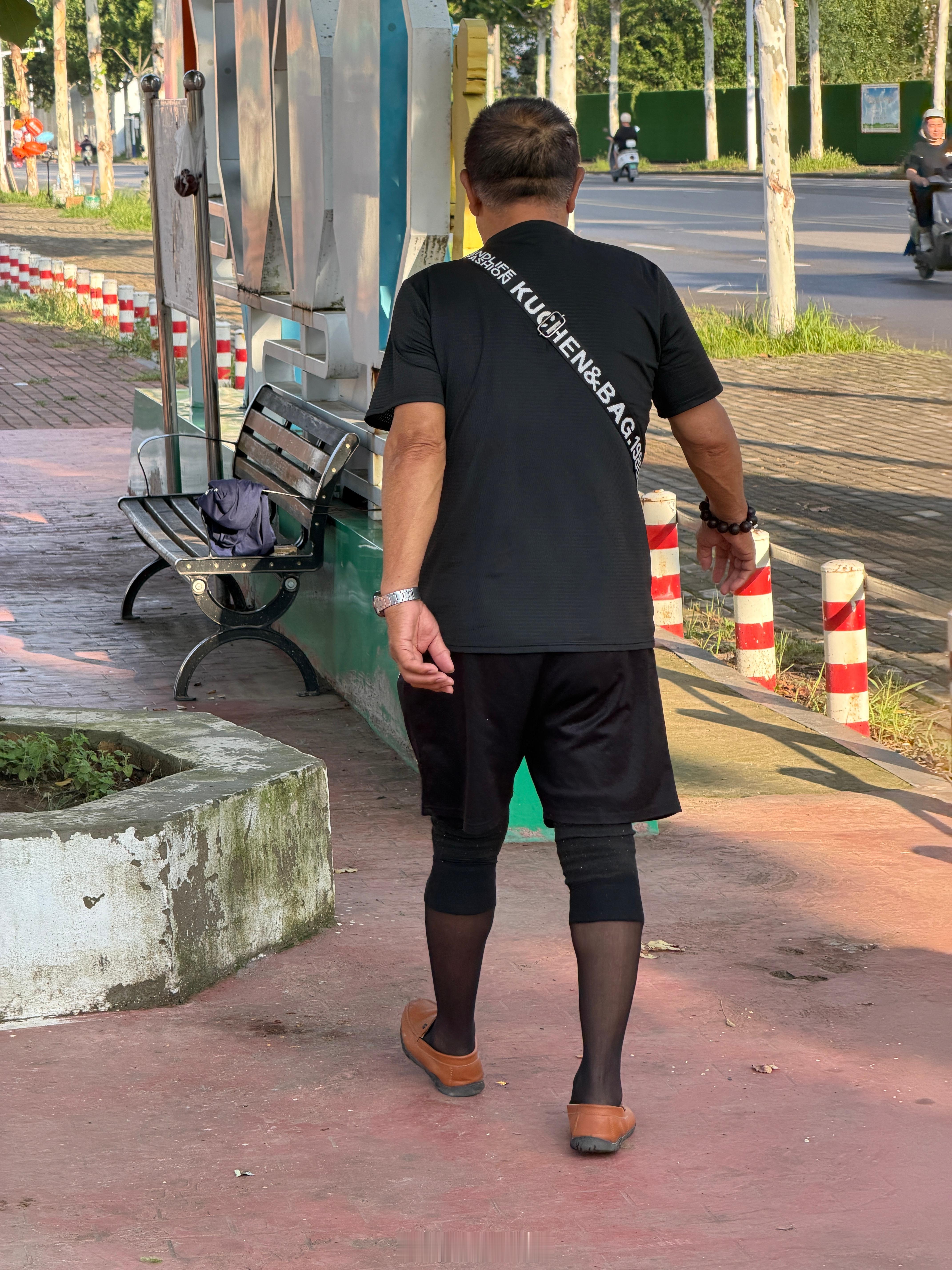 老头的裤里黑丝是走性感路线吗？早晨的运动场，就他最特别。 
