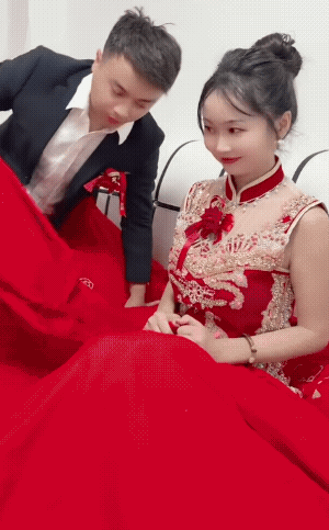 新婚入洞房。
俩人高兴的脸上都出褶子了，不过，新娘还有点下意识的害羞。
此时此刻