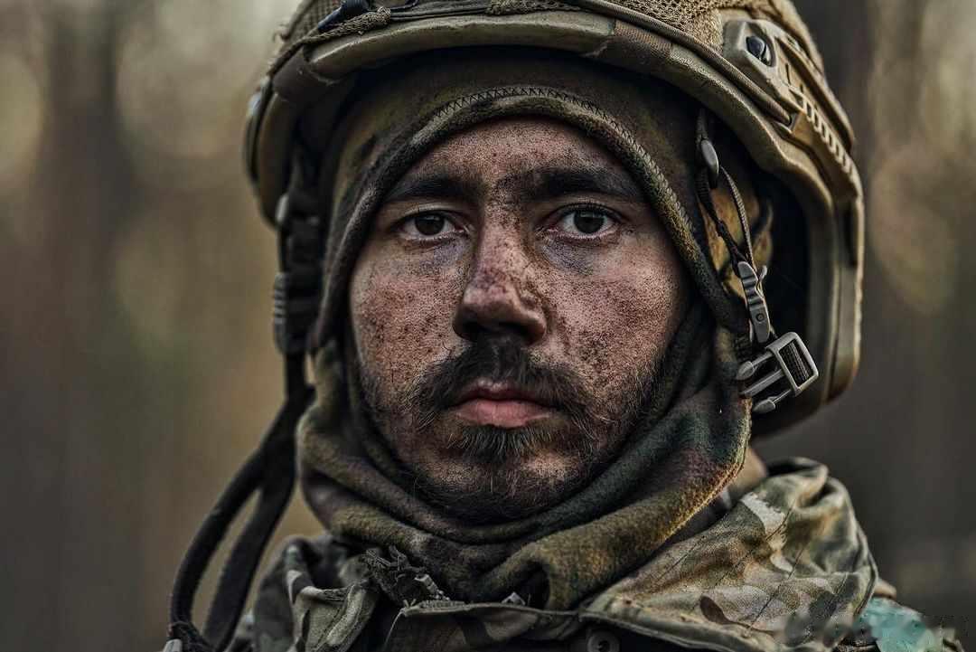 下图是战场上的一名乌克兰士兵，近距离高清特写拍很有质感。将来俄乌战争要是被拍成电
