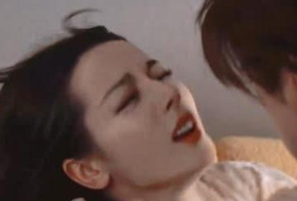 迪丽热巴和陈星旭在拍摄相关戏份的花絮中，展现了专业的一面。两人在动作设计上配合默