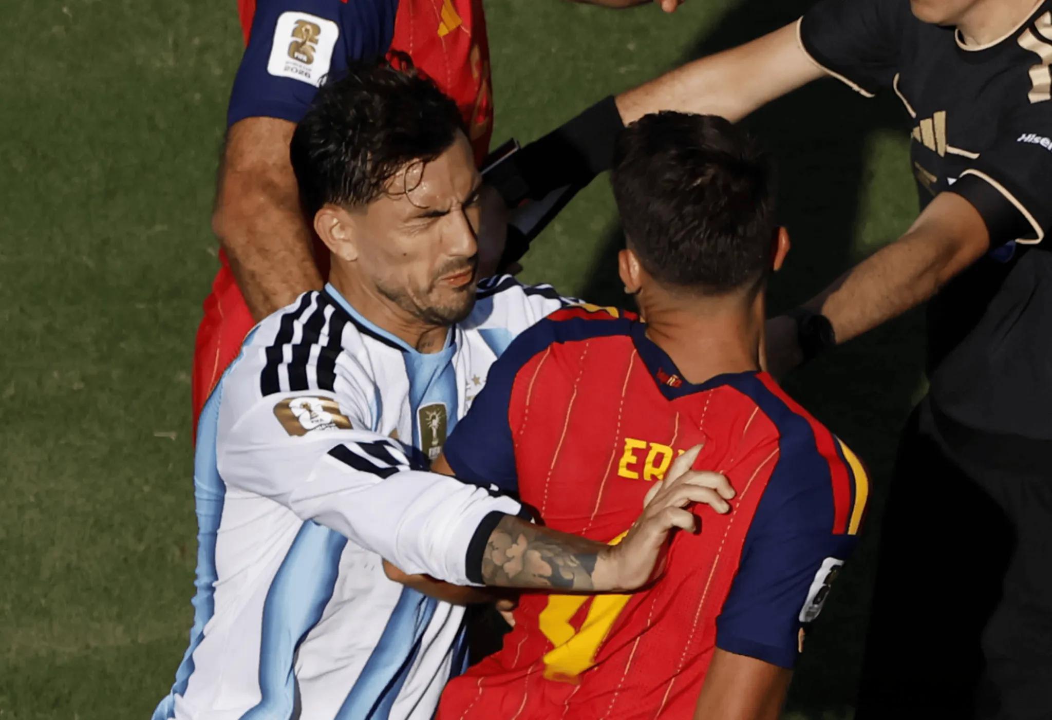 BBC：FIFA最初报告帕雷德斯赛后染红，但不久后就删除他红牌据BBC记者Dal