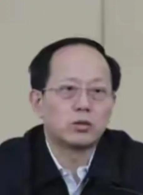 提拔陈戌源

并直接导致

中国足球

混乱不堪的

幕后大鱼

终于浮出水面。