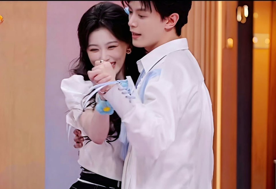 只有邓凯孔雪儿是满脑子喜欢 玩游戏孔雪儿邓凯异口同声说出答案“喜欢”，不齐而俞这