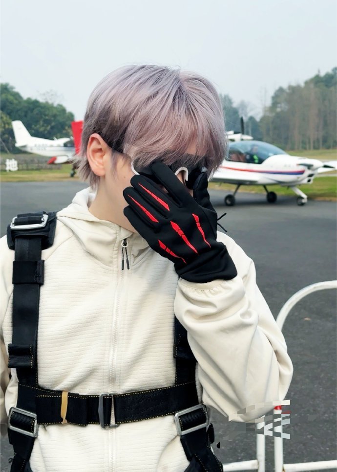 诚c化身王牌飞行员哇给vc宝宝们帅飞咯注意安全 