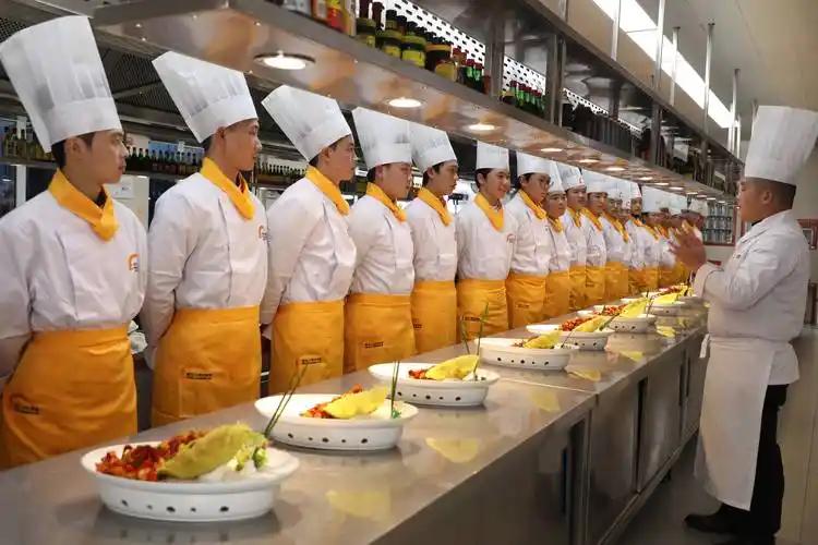 厨师的日常：上班炒、回家做，走到哪儿都得掌勺
 
我是一名厨师，上班在店里要炒菜