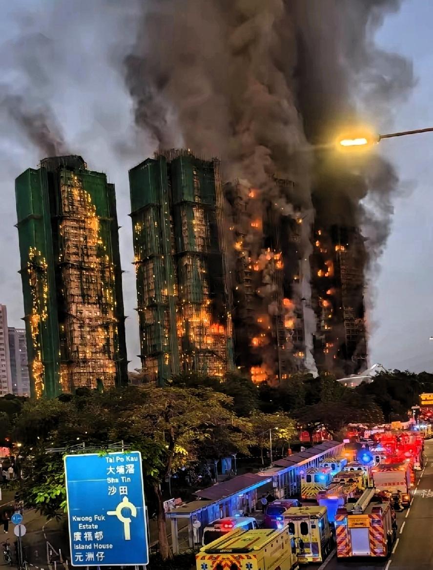 终于弄明白了！
香港宏福苑大火的原因，不是因为偶然，也不是因为住房太密集， 而是