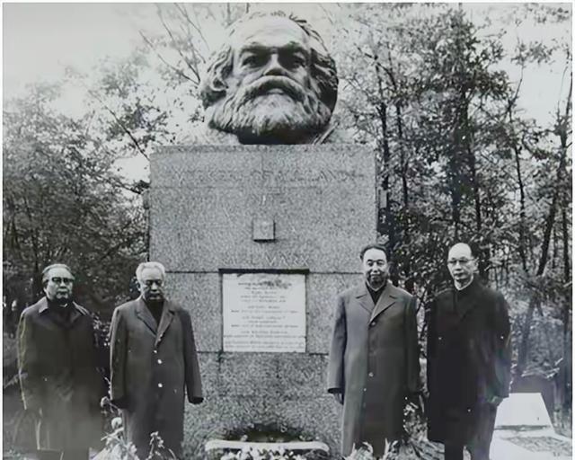 1979年，华国锋同志与 国务院 副总理余秋里（左二），外交部部长黄华（左一）访