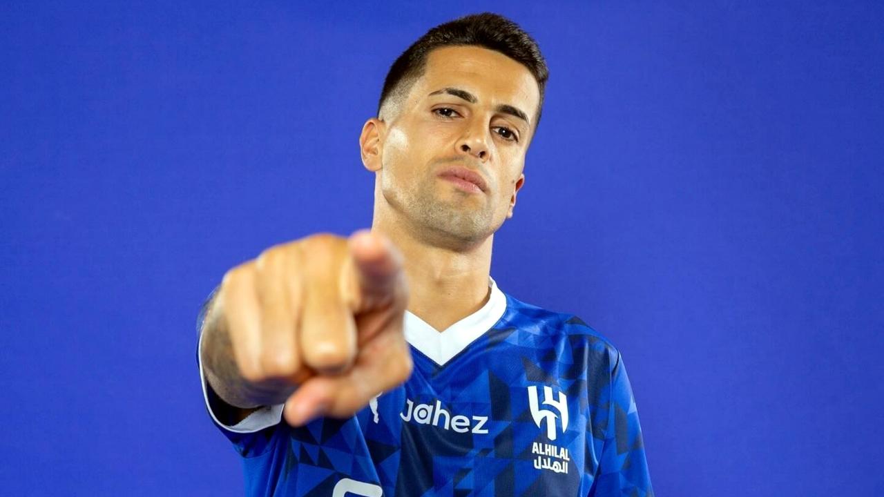 媒体消息，坎塞洛与俱乐部关系紧张，他已要求立即离队并希望重返欧洲，门德斯已在寻找