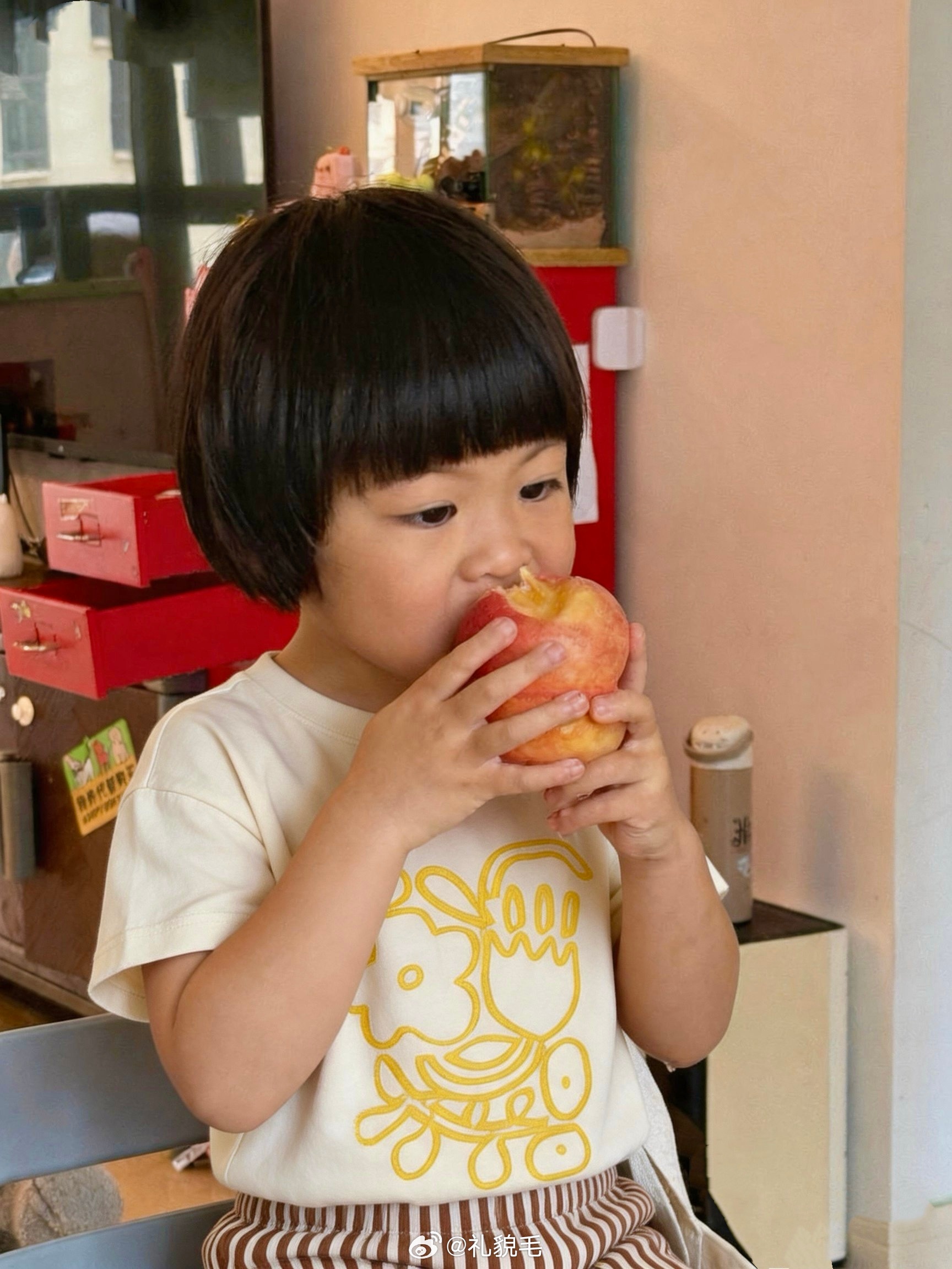 从十点半开始喊她出门喊到十一半才出孩子这拖延症和不爱出门的样子真是跟妈妈一模一样