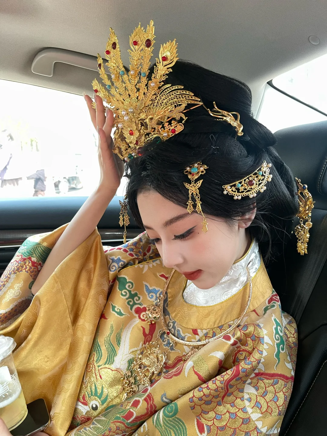 却只摸到你冰凉华丽的珠翠